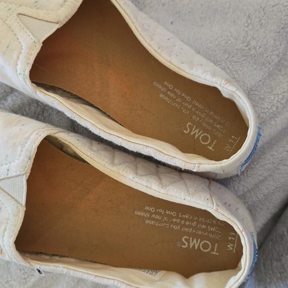 TOMS - Picture 3 of 8